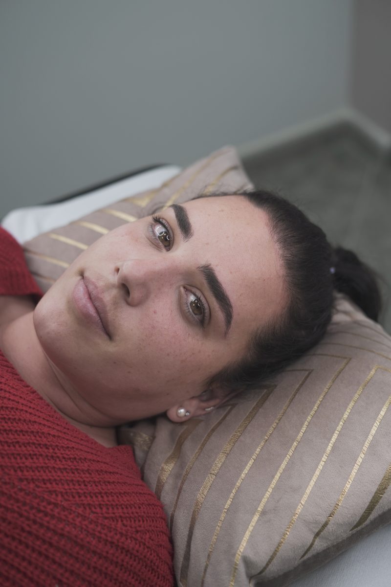 Chica joven con microblanding hecho