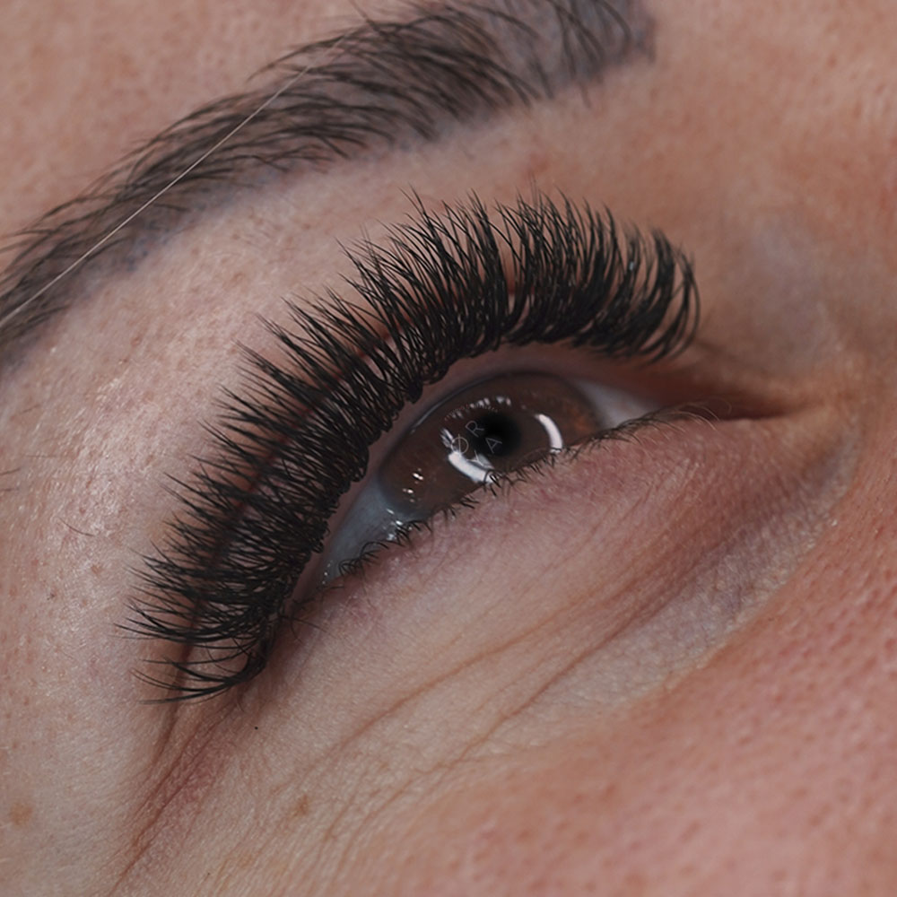 Ojos con extensión de pestañas