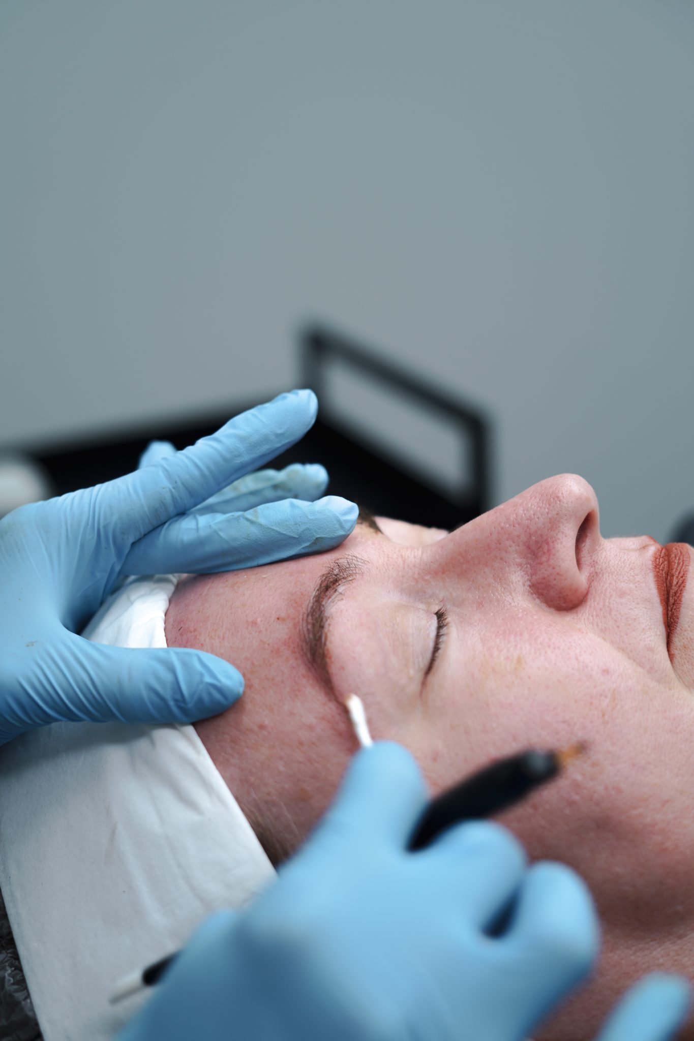 Mujer en proceso de microblanding para sus cejas