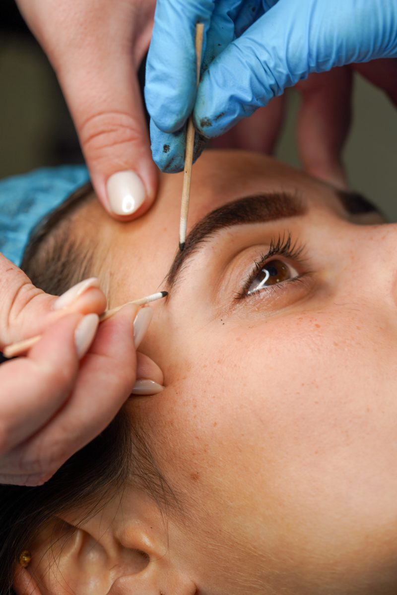 Proceso de la micropigmentación de cejas